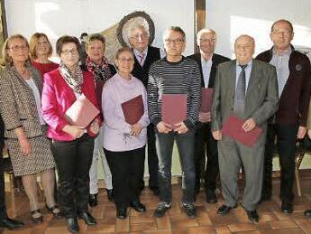 Die geehrten Mitglieder mit der Vorsitzenden Barbara Schmitt, Werner Löblein, Geschäftsführer des Sängerkreises Erlangen-Forchheim, sowie Bürgermeister Gerd Zimmer.  Foto: Mathias Erlwein
