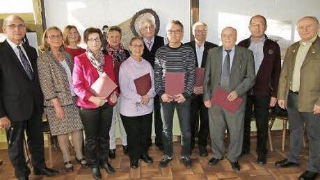 Die geehrten Mitglieder mit der Vorsitzenden Barbara Schmitt, Werner Löblein, Geschäftsführer des Sängerkreises Erlangen-Forchheim, sowie Bürgermeister Gerd Zimmer.  Foto: Mathias Erlwein