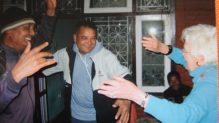 Margret Thalmann tanzt eines Abends spontan mit den Nachbarn ihres Gastgebers Shailendra Basnet. Die Menschen am Rande von Kathmandu sind zwar arm, aber fröhlich. Foto: Basnet