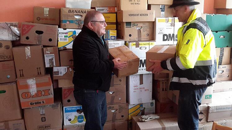 Der Bad Brückenauer Kameradschaftsvorsitzende Karl Veit (links) und der unterfränkische Ungarnbeauftragte Otto Jahrsdörfer kümmern sich um die Vielzahl von Kisten und Kartons mit Wäsche, Kleidungsstücken und Hygiene-Artikeln. Auch diese Dinge finden in der Region Heves dankbare Abnehmer.