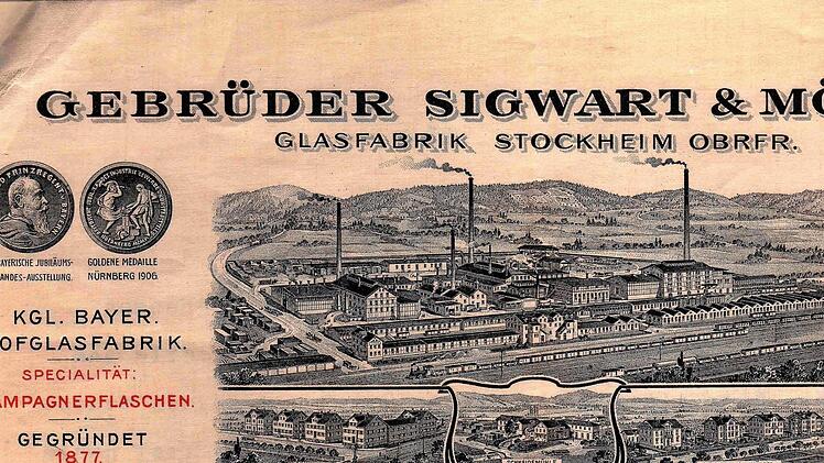 Der Briefkopf von 1908 verdeutlicht recht eindrucksvoll die Größe der Stockheimer Glasfabrik. Links unten die Arbeiterwohnhäuser, rechts die ehemals vier Villen an der B 85. In der Mitte das Kraftwerk in Wolfersdorf, das ab 1907 Strom nach Stockheim lieferte. Repro: Gerd Fleischmann