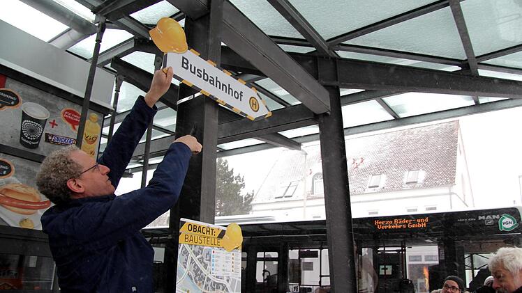 Der Bürgermeister entfernte persönlich die Hinweisschilder zum Busbahnhof an der Realschule.