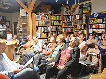 Helmut Vorndran (l.) unterhielt seine Zuhörer bestens. Foto: L. Händel