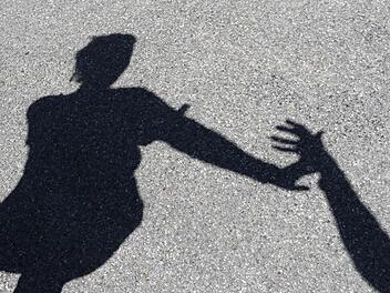 Unbekannter belästigt Teenager