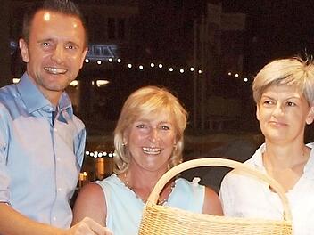 Glückwünsche für Gewinnerin Birgitt Brudöhl (Korb/Gutschein) durch Bürgermeister Hügerich und Jutta Glätzer ("Treffpunkt")