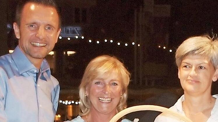 Glückwünsche für Gewinnerin Birgitt Brudöhl (Korb/Gutschein) durch Bürgermeister Hügerich und Jutta Glätzer ("Treffpunkt")