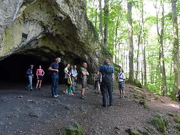 Tour mit dem Umweltminister Glauber zur Oswaldhöhle.  Foto: Pauline Lindner