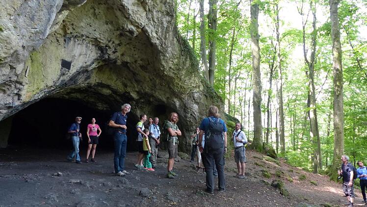 Tour mit dem Umweltminister Glauber zur Oswaldhöhle.  Foto: Pauline Lindner