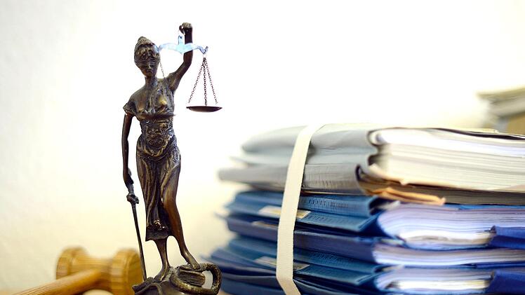 Der Angeklagte soll Geld für den Abriss eines Hauses entgegengenommen haben - die Arbeiten wurden aber nie ausgeführt. Vor Gericht bedankte sich der Mann höflich für seine Strafe.
