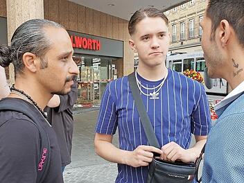Die Augenzeugen Chia Rabiei (l), Kurde mit iranischer Staatsbürgerschaft, und Dietrich Winter unterhalten sich vor dem Kaufhaus in der Innenstadt, in dem ein Mann Menschen mit einem Messer attackiert hatte.