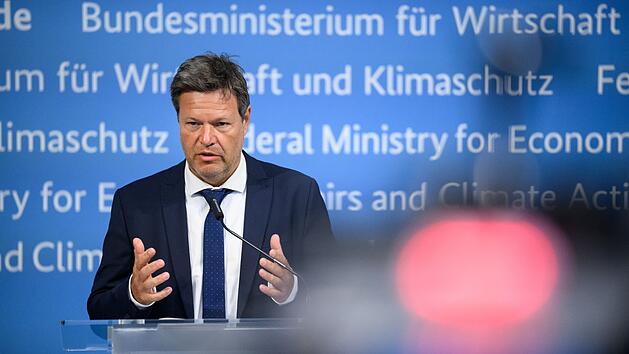 Robert Habeck bereitet die Bev&ouml;lkerung darauf vor, dass Benzin bald knapp werden k&ouml;nnte.