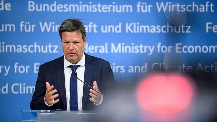 Robert Habeck bereitet die Bevölkerung darauf vor, dass Benzin bald knapp werden könnte.