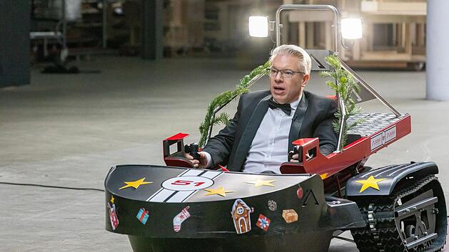Oh weh: Frank Thelen rast mit dem Schneemobil "Bobsla" viel zu schnell. Das Gef&auml;hrt - eigentlich gedacht f&uuml;r den Einsatz im Freien - l&auml;sst sich auf dem Hallenboden nicht mehr bremsen.