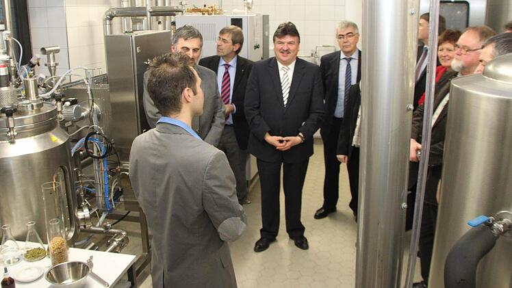 Anschließend dürfen die Gäste die hochmoderne Technik besichtigen.