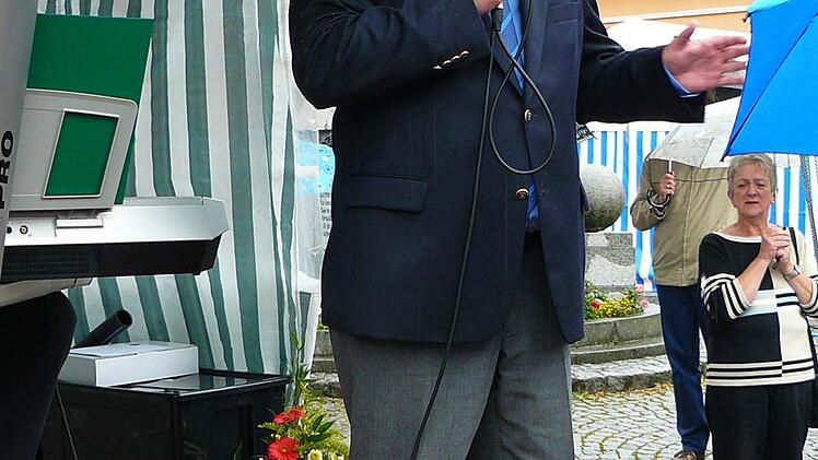 Bürgermeister Norbert Volk bei der Begrüßung.