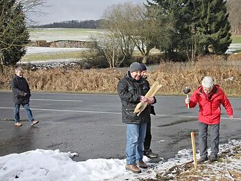 Fachleute legten beim See vor Hofstetten fest, wie die Schutzzäune des dortigen Amphibienwanderweges gestellt werden sollen, dann schlägt BN-Kreisvorsitzender Klaus Mandery (rechts) einen Pfosten ein. Mit dabei waren Claus Haubensack vom Landratsamt (mit Holz) und BN-Kreisgeschäftsführer Alexander Hippeli (links). Foto: Helmut Will