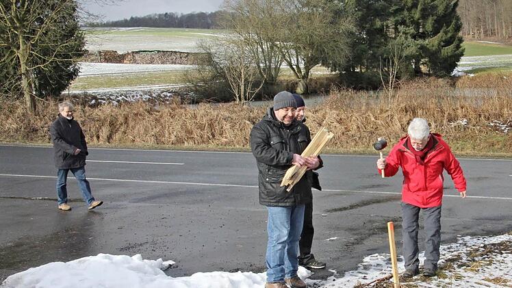 Fachleute legten beim See vor Hofstetten fest, wie die Schutzzäune des dortigen Amphibienwanderweges gestellt werden sollen, dann schlägt BN-Kreisvorsitzender Klaus Mandery (rechts) einen Pfosten ein. Mit dabei waren Claus Haubensack vom Landratsamt (mit Holz) und BN-Kreisgeschäftsführer Alexander Hippeli (links). Foto: Helmut Will