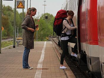 Eine Studentin steigt am Dienstagnachmittag am Bahnhof Ebenhausen in einen Zug der DB Regio nach Erfurt.  Foto: Benedikt Borst