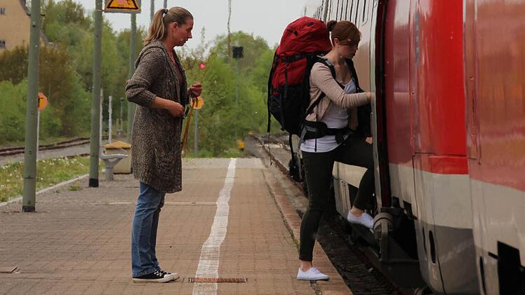 Eine Studentin steigt am Dienstagnachmittag am Bahnhof Ebenhausen in einen Zug der DB Regio nach Erfurt.  Foto: Benedikt Borst