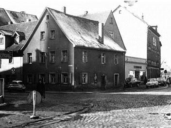 In der Sutte 11 (rechts neben dem Flachbau) hat Thomas Gottschalk als Kind gewohnt, bis die Familie 1957 in dem neu gebaute Haus am Galgenberg eingezogen ist. Foto: Archiv/Stephan Tiroch