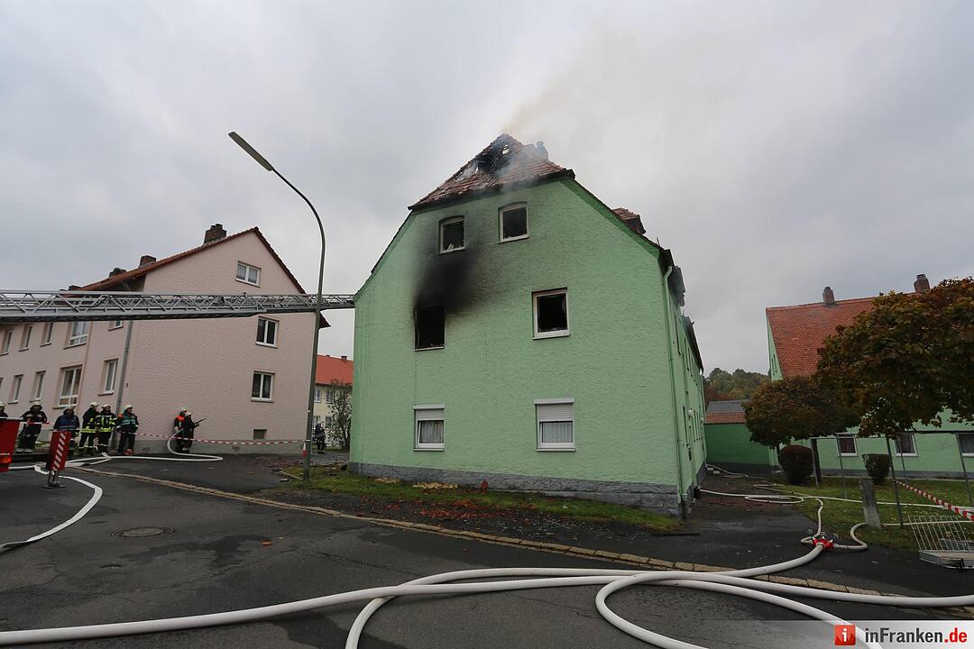Brand nach Explosion in Mehrfamilienhaus