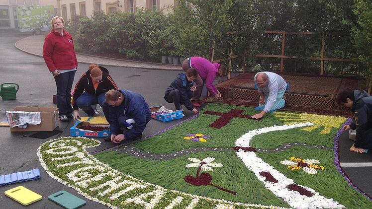 Beim Auslegen konnten es nie genug Helfer sein. Die Teppiche waren eine Augenweide. Foto: Sonny Adam
