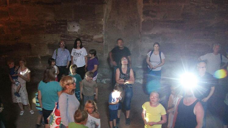 Keller der Plassenburg sind kühl und dunkel. Viele kleine und große Fledermausexperten nutzten die Exkursion, um sich die Winterquartiere der Burg live anzuschauen. Foto: Sonny Adam