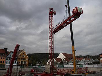 Mit einem Autokran wurde der 35 Meter hohe Turmdrehkran gestern aufgestellt. Foto: Alexander Hartmann