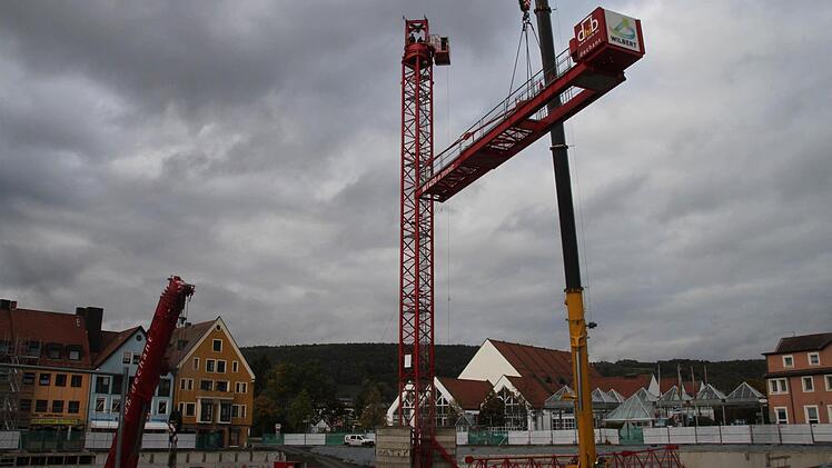 Mit einem Autokran wurde der 35 Meter hohe Turmdrehkran gestern aufgestellt. Foto: Alexander Hartmann