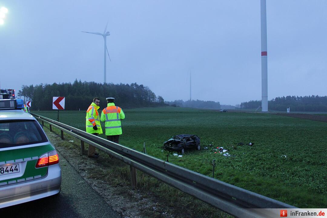 Starkregen sorgt für Abflug: Nissan schießt von Autobahn und landet drei Meter tiefer im Graben - Wagen überschlägt sich auf einer Strecke von 120 Metern mehrfach – Nissan bleibt völlig deformiert auf Wiese liegen – Fahrer eingeklemmt und schwerst verletzt – Polizei sucht nach Unfallzeugen