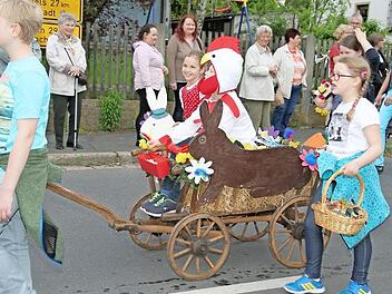 Der Kaninchen- und Geflügelzuchtverein Mainleus und Umgebung sorgte beim Festzug zum Kreisfeuerwehrtag mit seinem Leiterwagen für einen Farbtupfer. Foto: Sonny Adam