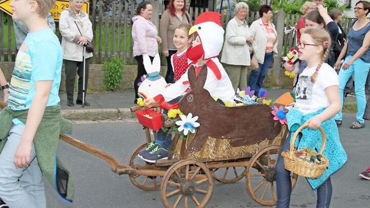 Der Kaninchen- und Geflügelzuchtverein Mainleus und Umgebung sorgte beim Festzug zum Kreisfeuerwehrtag mit seinem Leiterwagen für einen Farbtupfer. Foto: Sonny Adam