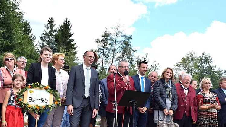 Zahlreiche Ehrengäste hatten auf dem Podium ihren Platz eingenommen, als derMassenchor im Rahmen der Jubiläumveranstaltung der Leuchsentaler Blasmusik erklang.