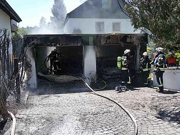 Die Doppelgarage brannte aus, ein Übergreifen der Flammen auf ein Wohnhaus konnte verhindert werden.  Fotos: Richard Sänger