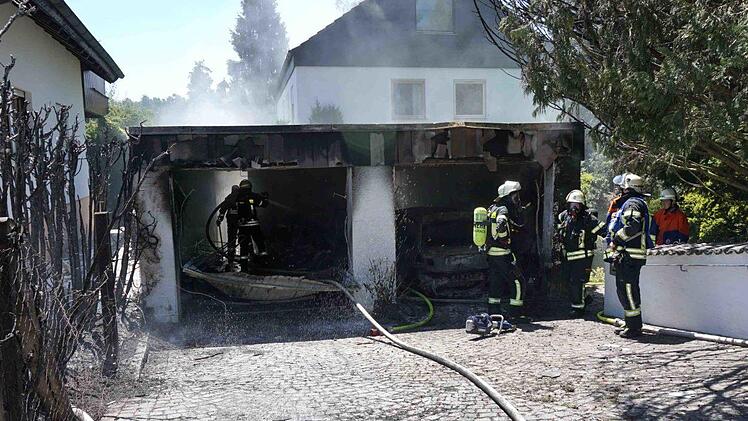 Die Doppelgarage brannte aus, ein Übergreifen der Flammen auf ein Wohnhaus konnte verhindert werden.  Fotos: Richard Sänger