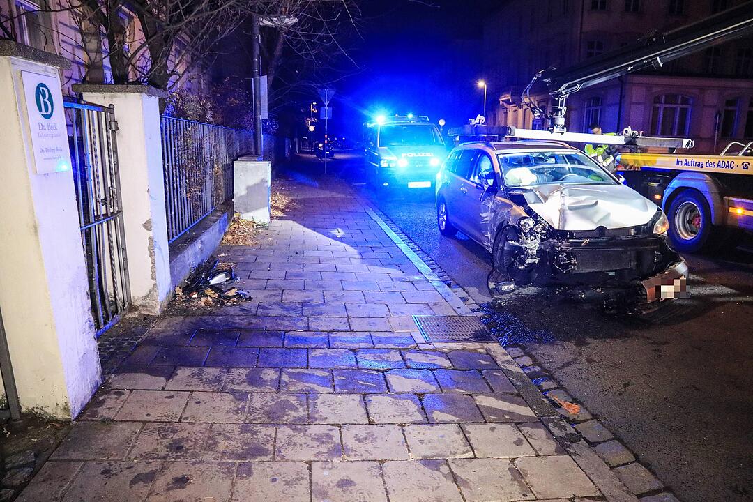 Hainstraße in Bamberg: Auto kracht in Betonmauer – 40.000 Euro Schaden