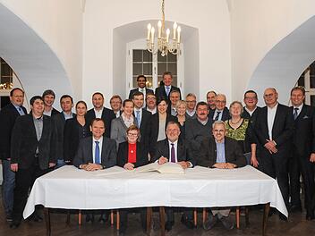 Die Präsidentinnen und Präsidenten der vier eingeladenen Hochschulen Coburg, Hof, Weihenstephan-Triesdorf und Ostwestfalen-Lippe haben im Rahmen einer überfachlichen Klausurtagung auf Kloster Banz einen Grundkosens erzielt, die Ideen des Hochschulstandortes Kronach gemeinsam mit Leben zu erfüllen. Mit im Bild (1. Reihe von links) Prof. Dr. Jürgen Krahl (HS Ostwestfalen Lippe), Prof. Dr. Christiane Fritze (HS Coburg), Prof. Dr. Jürgen Lehmann (HS Hof), Dr. Eric Veulliet (HS Weihenstephan-Tries...
