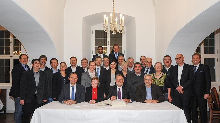 Die Präsidentinnen und Präsidenten der vier eingeladenen Hochschulen Coburg, Hof, Weihenstephan-Triesdorf und Ostwestfalen-Lippe haben im Rahmen einer überfachlichen Klausurtagung auf Kloster Banz einen Grundkosens erzielt, die Ideen des Hochschulstandortes Kronach gemeinsam mit Leben zu erfüllen. Mit im Bild (1. Reihe von links) Prof. Dr. Jürgen Krahl (HS Ostwestfalen Lippe), Prof. Dr. Christiane Fritze (HS Coburg), Prof. Dr. Jürgen Lehmann (HS Hof), Dr. Eric Veulliet (HS Weihenstephan-Tries...