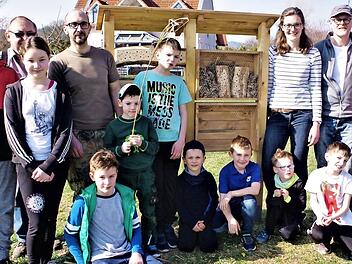 Auf der Streuobstwiese in der Nähe des Haßlachflusses stellte der Obst- und Gartenbauverein Stockheim-Wolfersdorf ein Insektenhotel auf. Mit im Bild (von links) Vorsitzender Gerhard Ramming, Patrick Pfalz, Annika Detsch, Hans-Josef Detsch und Sandra Brauer. Foto: Gerd Fleischmann
