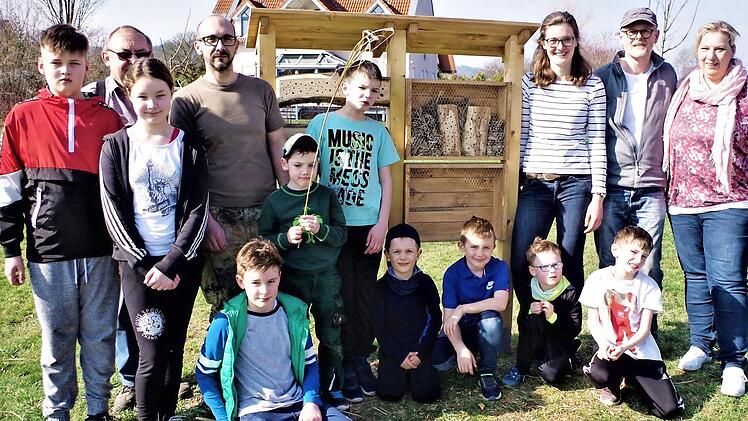 Auf der Streuobstwiese in der Nähe des Haßlachflusses stellte der Obst- und Gartenbauverein Stockheim-Wolfersdorf ein Insektenhotel auf. Mit im Bild (von links) Vorsitzender Gerhard Ramming, Patrick Pfalz, Annika Detsch, Hans-Josef Detsch und Sandra Brauer. Foto: Gerd Fleischmann