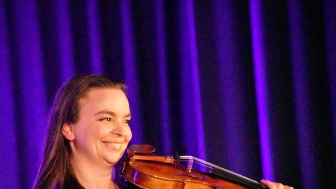 Sie spielte sich im wahrsten Sinn des Wortes in die Herzen der Konzerbesucher im Kursaal von Bad Bocklet: Kim Leonores auf der Violine. Foto: Hanns Friedrich
