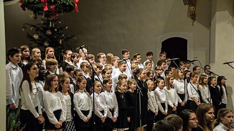 Zahlreiche Mitwirkende gestalteten die konzertante Weihnachtsfeier  des Casimirianums in St. Moriz - vom Vororchester bis zu den CaSingers und den CaSinfonikern unter der Leitung von Hans-Jürgen Hofmann.Foto: Jochen Berger
