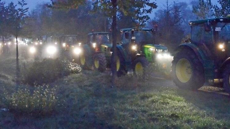 Coburger Landwirte sammelten sich im vergangenen Jahr immer wieder mit ihren Traktoren zu Protestfahrten.  Foto: Rainer Lutz