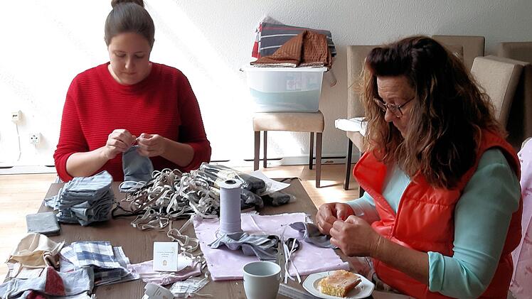 Viel Gummilitze wird für die Fertigstellung der Masken gebraucht.Susanne Deuerling