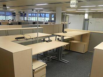 Auch dieses Arbeitsplatz-Set mit vier Schreibtischen ist im Angebot. Die Versteigerung des kompletten Inventars aus dem fünfstöckigen Siemens-Bürogebäude in Erlangen gibt es im Internet unter restlos.com.