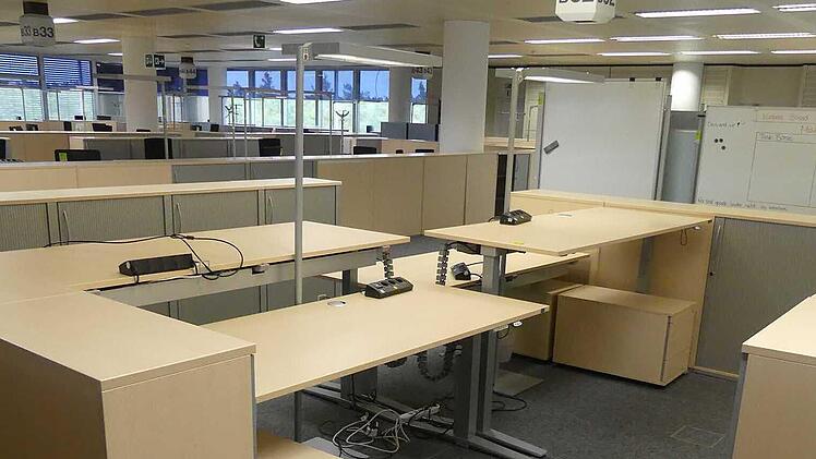 Auch dieses Arbeitsplatz-Set mit vier Schreibtischen ist im Angebot. Die Versteigerung des kompletten Inventars aus dem fünfstöckigen Siemens-Bürogebäude in Erlangen gibt es im Internet unter restlos.com.