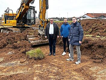 Beim symbolischen Spatenstich (von links): Bürgermeister Jochen Weber, Bauamtsleiter René Biesenecker und Geschäftsleiter Stephan Meier