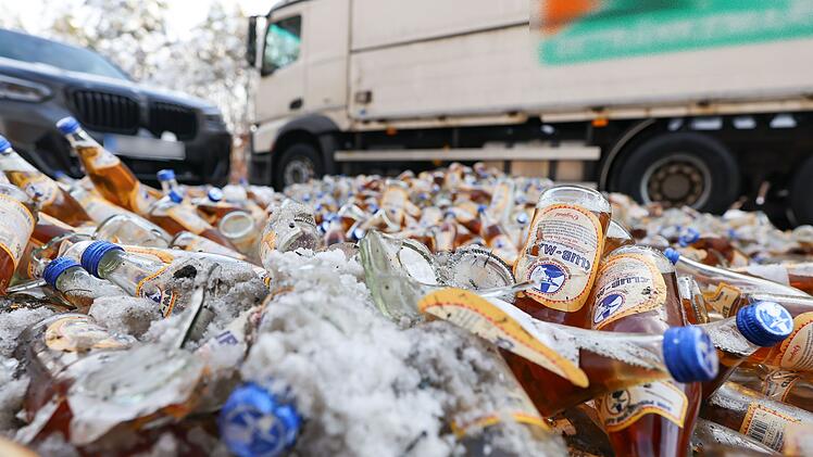 Lastwagen verliert mehrere Getr&auml;nkekisten