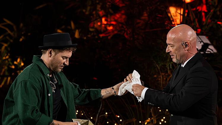 Der Graf von Unheilig brauchte Taschent&uuml;cher, die Gastgeber Johannes Oerding zum Gl&uuml;ck parat hatte.