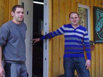 Bauleiter Simon Kraus (links) und Ober-Schrubber Alexander Jakob sind stolz auf das selbstgebaute Vereinsheim  Foto: Heike Schülein